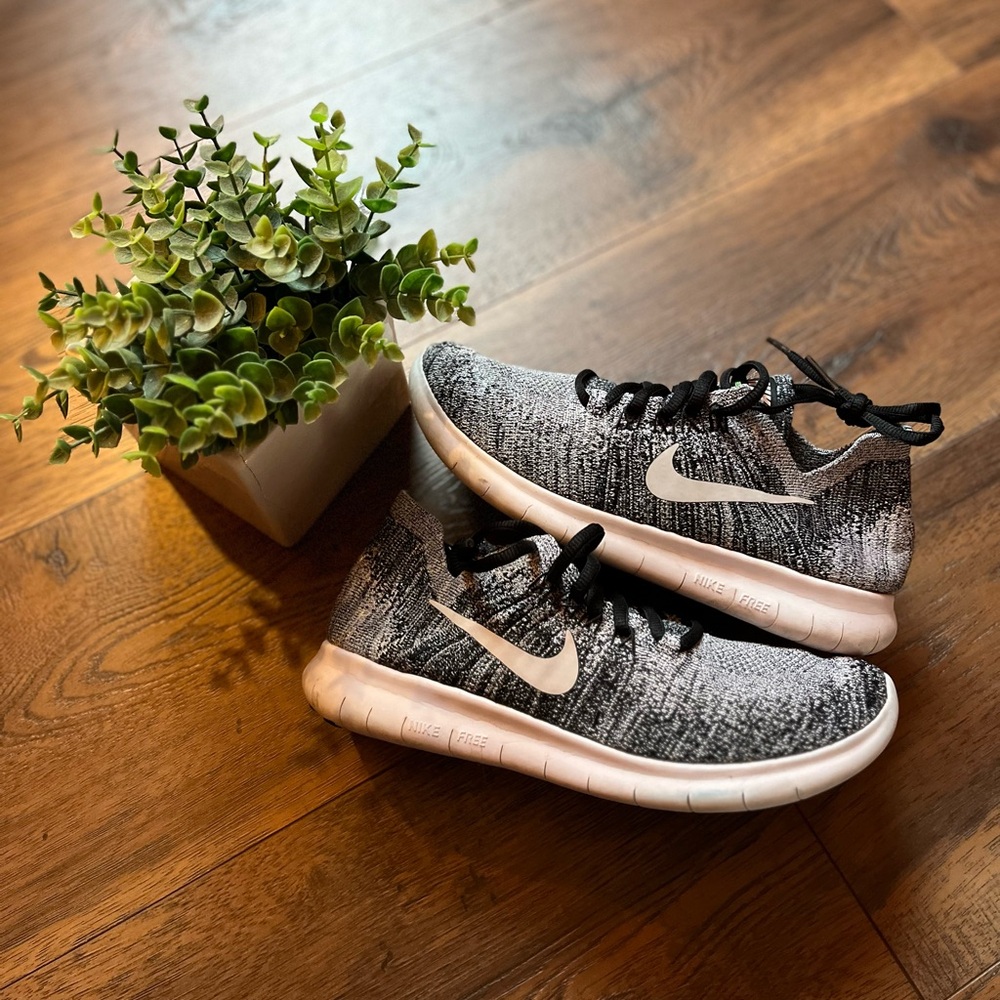 Women’s Nike Flyknit Free Run Oreo Sneakers - size 6